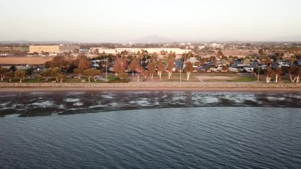 カリフォルニア州サンディエゴマリーナ付近の海岸道路と海岸線の空中ビュー — ストック動画