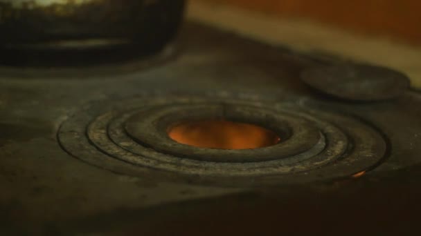 Colocando Uma Panela Metal Grande Fogão Arder — Vídeo de Stock