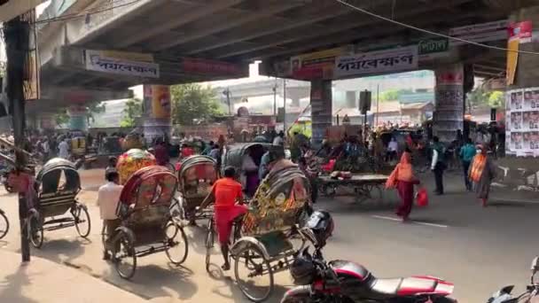 방글라데시의 다카에 밑에서 인력거 도르래때문에 벌어진 — 비디오
