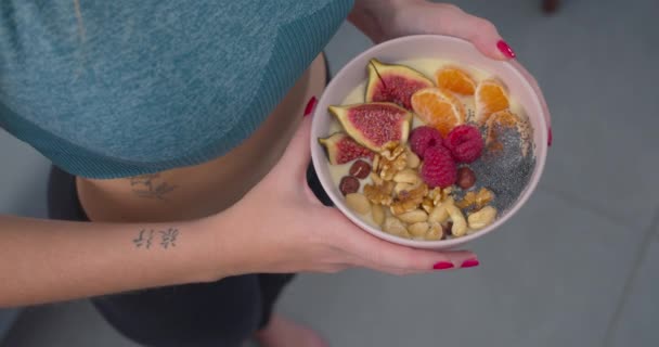 Vegan Alimentação Saudável Com Uma Jovem Segurando Uma Tigela Frutas — Vídeo de Stock