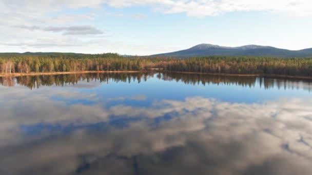 Lago Sueco Espelhamento Céu Nublado Perto Alpine Forest Lakefront — Vídeo de Stock