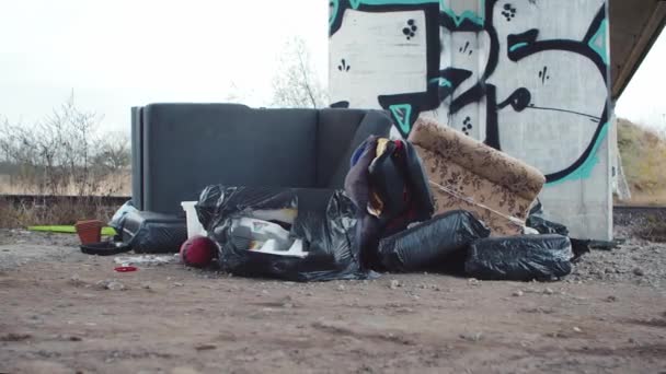 Tas Ordures Vieux Meubles Côté Pilier Pont Mouvement Caméra — Video