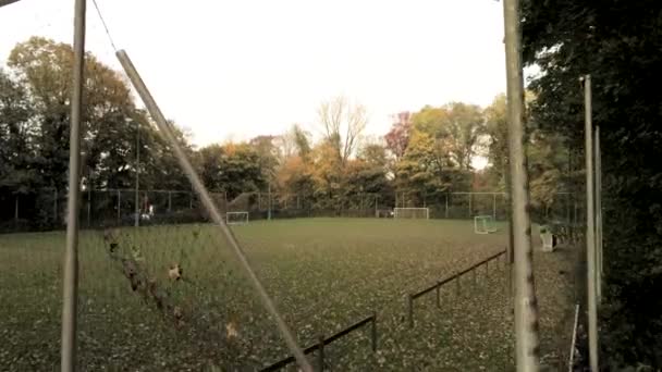 Пролетая Через Сломанный Забор Футбольного Поля Посреди Пышного Скрытого Осеннего — стоковое видео