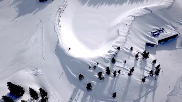 Luchtfoto Van People Skiën Snowboarden Heuvel Skigebied Drone Vliegt Skiërs — Stockvideo