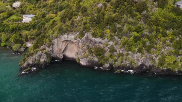 Taupo Maori-tó maszkja, kőbe vésve. Légi kilátás Új-Zéland híres hely.