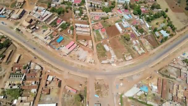 ケニアの小さな町を走る穏やかな道路の空中 — ストック動画