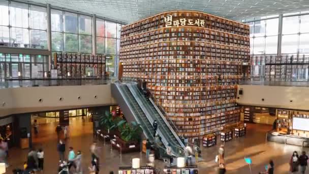 A Starfield Könyvtár modern terei látogatókkal a Coex Mall-ban - Szöul turisztikai látványosságai - kicsinyítés és az időeltolódás