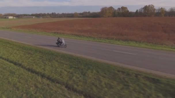 Sonbaharda Motosiklet Süren Bir Adam Hava Zleme Görüntüsü — Stok video