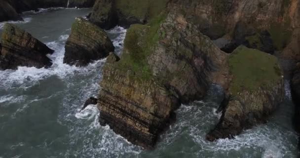 Ocean Waves Breaking Scenic Coast Ireland Aerial View Nohoval Cove — Vídeos de Stock