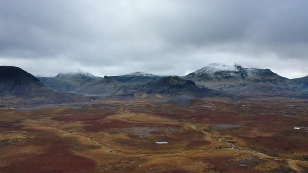 アイスランドの山脈に向かってツンドラ上空を飛行する劇的なドローン映像 — ストック動画