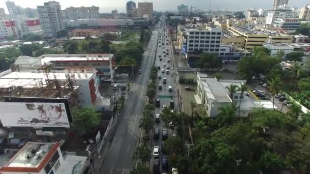 Drohne Fliegt Über Belebte Straße Santo Domingo Luftaufnahme — Stockvideo