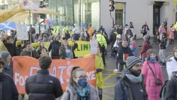 Över 250000 Människor Marscherar Protest Från Kelvingrove Park Till Glasgow — Stockvideo