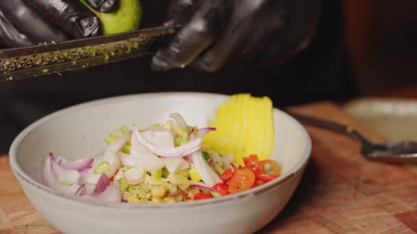 Preparação Ceviche Câmera Lenta Close Chef Segurando Ralador Ralando Limão — Vídeo de Stock