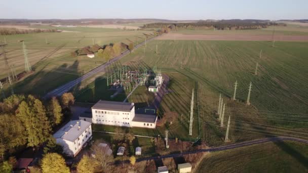 Drijvend Naar Een Elektrisch Onderstation Buurt Van Een Landelijk Veld — Stockvideo