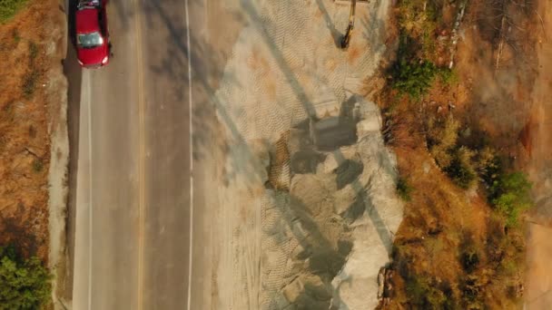 在物料砂石堆上工作的挖掘机的上图 — 图库视频影像