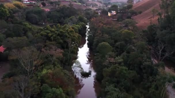 Drone Survolant Canal Étroit Une Route Long Celui Vue Aérienne — Video