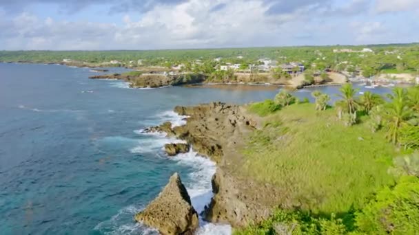 多米尼加共和国阳光下的波卡 德约马和热带海湾空中飞越岩石海岸线 — 图库视频影像