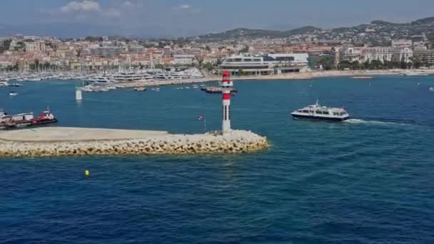 Cannes France Aerial V38 Niskopoziomowy Dron Latający Wokół Lądowiska Lądowego — Wideo stockowe