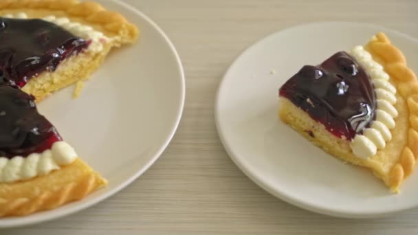 Leckere Blaubeer Käsetorte Auf Weißem Teller — Stockvideo