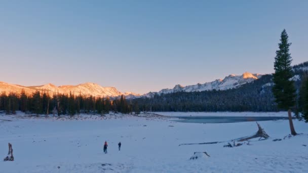 Снежное Озеро Мамот Людьми Вдали Идущими Вверх Небольшому Холму Освещаемой — стоковое видео