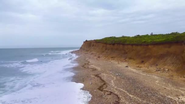 Ondas Batendo Beach Panorama Aéreo — Vídeo de Stock