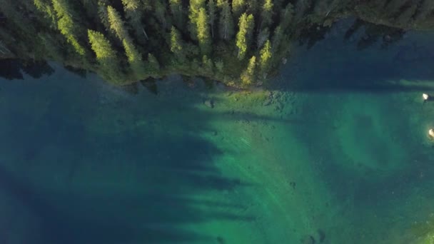 Droneshot Vola All Indietro Mentre Inclina Fotocamera Sopra Lago Carezza — Video Stock