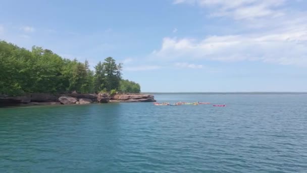 Kayakers Explorando Orilla Isla Madeline Lago Superior Área Isla Apostole — Vídeo de stock