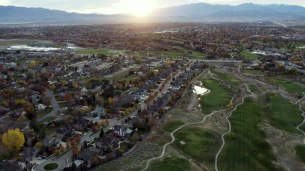 Utah Taki Cedar Hills Golf Sahasının Günbatımı Hava Çekimi Görüntüsü — Stok video