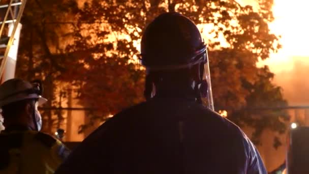 消防队员在夜间观察到一阵大火 — 图库视频影像
