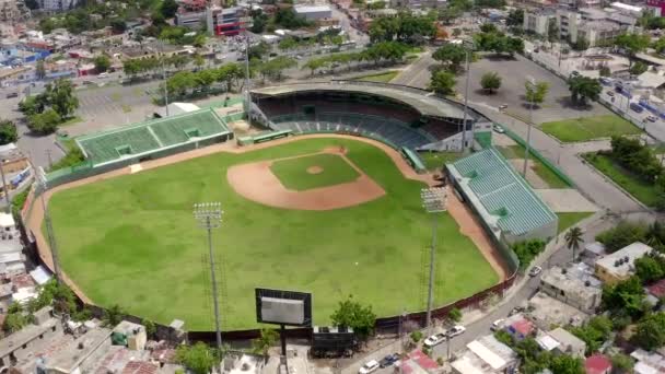 Drone Przelatujący Nad Pustym Stadionem Tetelo Vargas San Pedro Macoris — Wideo stockowe