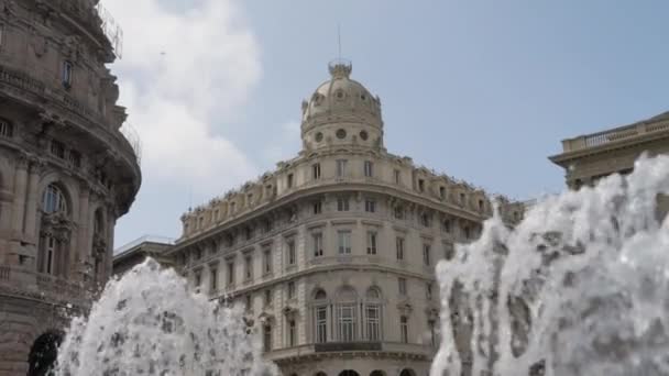 Architectuur Van Genua Stad Met Waterspray Van Piazza Ferrari Fontein — Stockvideo