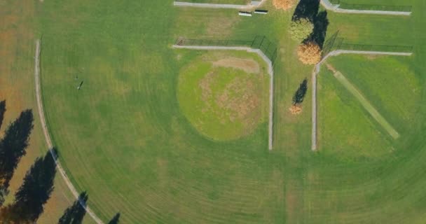 Grassy Baseball Fält Subrubs Park Mellanvästern Hösten Och Hösten Säsongen — Stockvideo