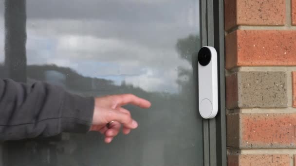 Mann Klingelt Smart Türklingel Überwachungskamera Haustür — Stockvideo