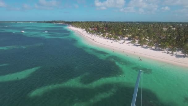 Big Catamaran Sailing Transparent Waters Bavaro Beach Punta Cana Aerial — Stock Video