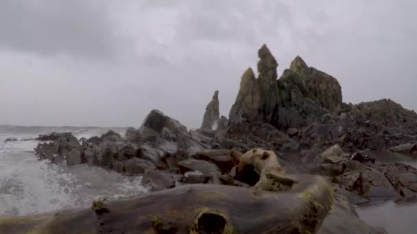 Παραλία Αραμπόλ Στο Μουσώνα Γκόα Νερό Κύματα Συντριβή Βράχους Και — Αρχείο Βίντεο