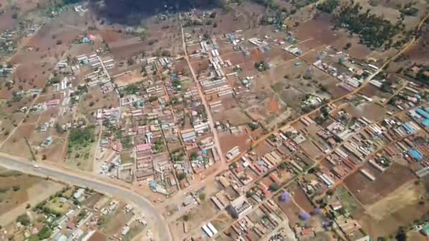 ケニアの田舎の素晴らしい町の高い空気 後方に飛ぶ無人機 — ストック動画