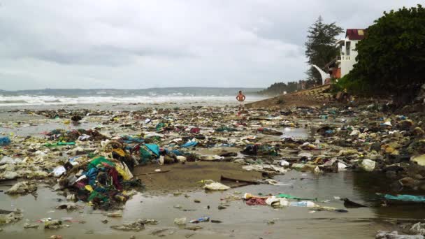 Stosy Odpadów Tworzyw Sztucznych Które Można Znaleźć Wzdłuż Plaży Loc — Wideo stockowe