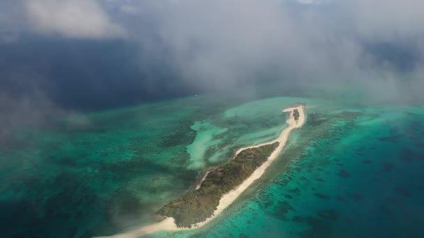 小さな島クレスタ ガロとそのサンゴ礁の非常に高いドローンショットカメラの前で漂流薄い雲と — ストック動画