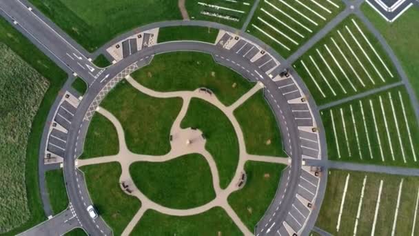 Kreisförmige Gestaltung Luftbild Über Zierpflanzengarten Friedhof Mit Parkplatz Rund Außerhalb — Stockvideo