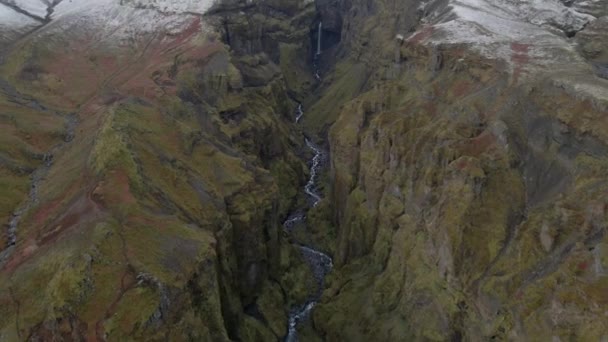 从空中俯瞰冰岛北冰洋的深谷 无人机飞过峡谷和峡谷内狭窄的溪流 — 图库视频影像