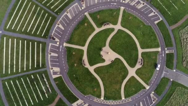 外側の遅い左回転の周りの駐車場と装飾的な景観墓地庭園の上の円形のデザインの空中ビュー — ストック動画
