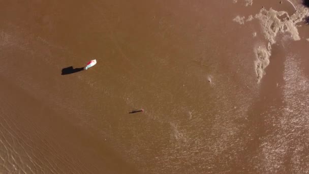 ブエノスアイレスのリオ プラタ川の沿岸でカイトサーフィン 真上の空中トップダウン — ストック動画