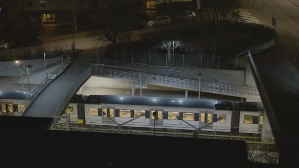 オスロ地下鉄は夕方にランベルトセッター駅に到着し 乗客は列車の運転で出発する — ストック動画
