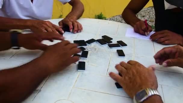 多くの場合 屋外でプレイするために収集ラテンアメリカの人々のためのドミノ典型的なゲーム 手を閉じて — ストック動画