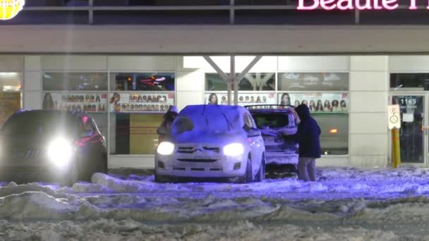 Omul Zgârie Zăpada Acoperind Parbrizul Unei Mașini Marginea Drumului Noaptea — Videoclip de stoc