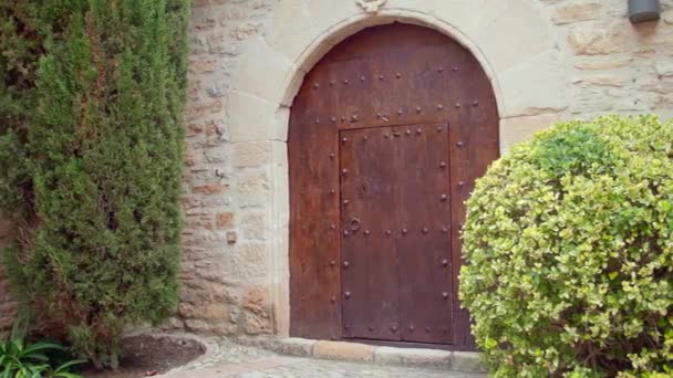 Medeltida Trä Dörr Historiska Cobblestone Building Långsam Glidare — Stockvideo