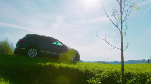 Carro Estacionado Natureza Suíça Realtime — Vídeo de Stock