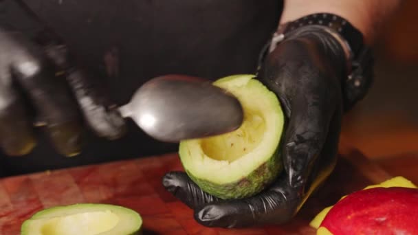 Primer Plano Plano Chef Masculino Cortando Recogiendo Carne Aguacate Con — Vídeo de stock