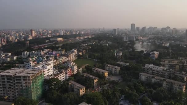 Drone Vista Los Espacios Verdes Entre Los Edificios Dhaka Densamente — Vídeo de stock