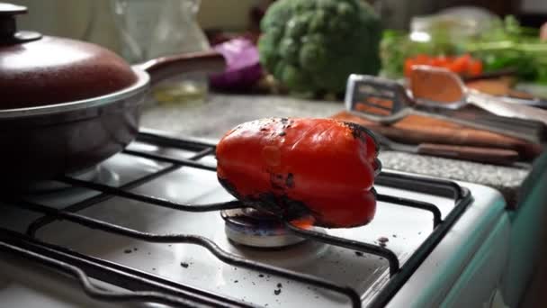 Roasting Whole Red Bell Pepper Stove Top Kitchen Close — Stock Video